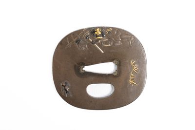 une vieille tsuba en fer ornée d'un motif représentant un dragon et des fleurs