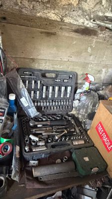 un grand nombre d'outils posés sur une table