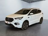 Une Ford Kuga blanche est garée dans une grande pièce
