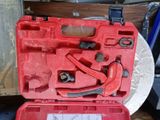 une caisse à outils rouge avec des outils sur une table