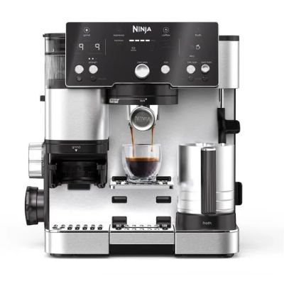 gros plan d'une machine à café sur une surface blanche