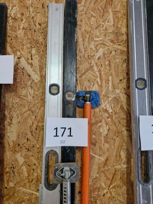 Plusieurs types d'outils sont exposés sur une surface en bois