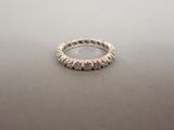 gros plan d'une bague en diamant sur une table