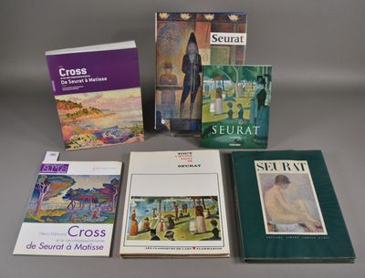 plusieurs livres sont posés sur une table les uns à côté des autres