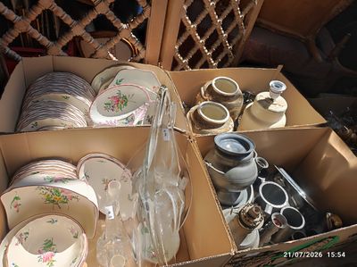 beaucoup d'assiettes et de tasses dans une boîte