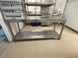 une table en acier inoxydable au milieu d'une cuisine