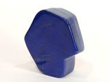 un gros plan d'un petit objet bleu sur une surface blanche