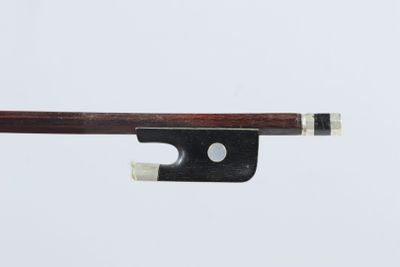 gros plan d'un archet de violon avec un morceau de bois qui en sort