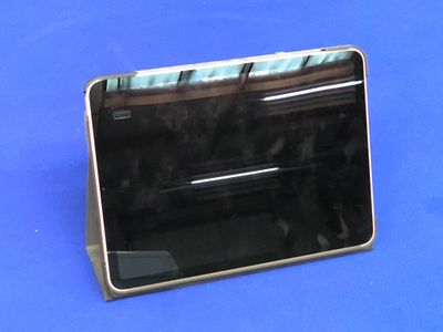 une tablette noire posée sur une surface bleue