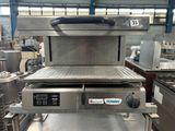une photo d'un four à pizza professionnel installé dans une cuisine