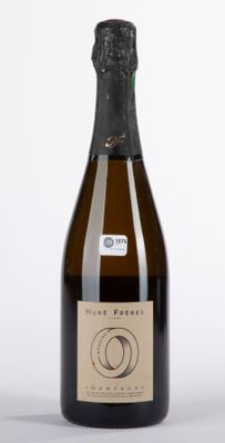 des bouteilles de vin posées sur une table blanche, sur fond blanc