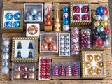 Un assortiment de décorations de Noël est présenté sur une palette