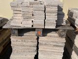 une pile de bois empilés les uns sur les autres sur une palette