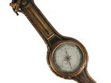 Une vieille horloge ornée d'un oiseau est accrochée au mur.