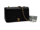 un sac Chanel noir avec une chaîne dorée et une carte bancaire