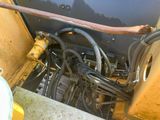 une machine à laquelle sont raccordés tout un tas de fils