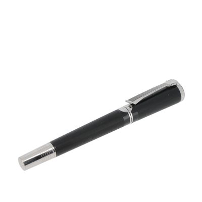 un stylo posé sur une table