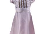 une robe violette sur un mannequin, posée sur un fond blanc