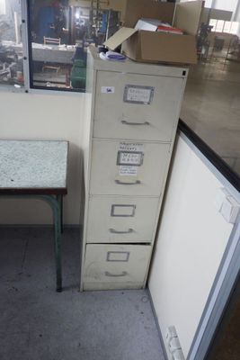 une petite table et un classeur dans une pièce