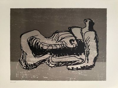 un dessin en noir et blanc représentant une personne allongée sur un canapé