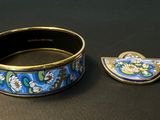 deux bijoux posés sur une table