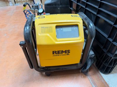 une machine jaune posée sur le sol