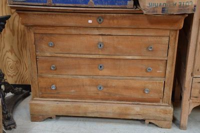 une commode en bois surmontée d'un miroir