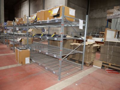 RACK 11 : ensemble de 6m50 linéaire d'étagère métal grillagé…