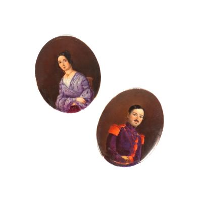 une paire de portraits représentant un homme et une femme vêtue d'une robe violette