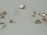 de nombreux types de boucles d'oreilles sur la table
