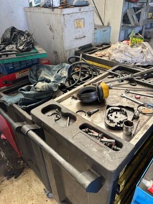 un établi sur lequel sont posés des outils dans un garage