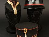 deux chapeaux et un porte-chapeaux posés sur une surface noire