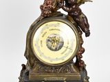 une horloge avec un cheren et cheren cheren cheren cheren cheren cheren cheren cheren cheren cheren cheren cher