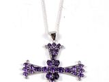 Pendentif en forme de croix en amethorate, orné de pierres d'amethorate