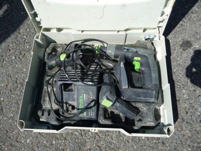 une boîte contenant un tas d'outils