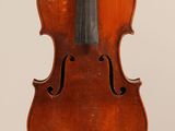un vieux violon avec un archet sur fond blanc