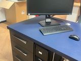 un bureau d'ordinateur équipé d'un écran et d'un clavier
