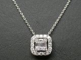 un collier en or blanc orné d'une émeraude entourée de diamants
