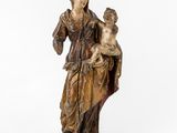 une statue en bois représentant une femme tenant un enfant