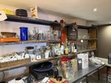 de nombreux articles sur les étagères de la cuisine