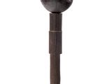 sculpture représentant un poteau en bois surmonté de trois boules