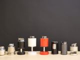 tout un tas de briquets de toutes sortes posés sur une table