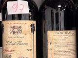 plusieurs bouteilles de vin sont alignées sur une étagère