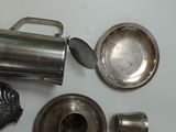beaucoup d'objets en argent posés sur une table