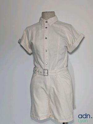 une photo représentant un mannequin vêtu d'une chemise blanche et d'un short