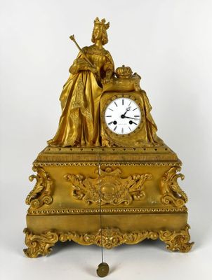 une horloge en or surmontée d'une statue