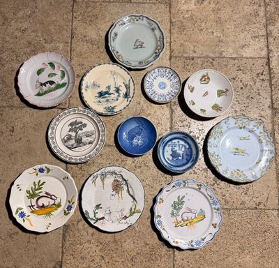 beaucoup d'assiettes qui traînent par terre