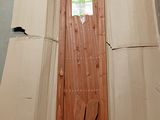 une porte en carton percée d'une ouverture dans une pièce