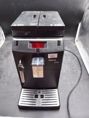 une photo d'une machine à café posée sur un plan de travail
