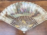 un ventilateur avec un tableau accroché au mur
